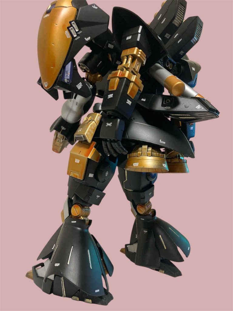 機動性を上げるために腰に大型ブースターを装備