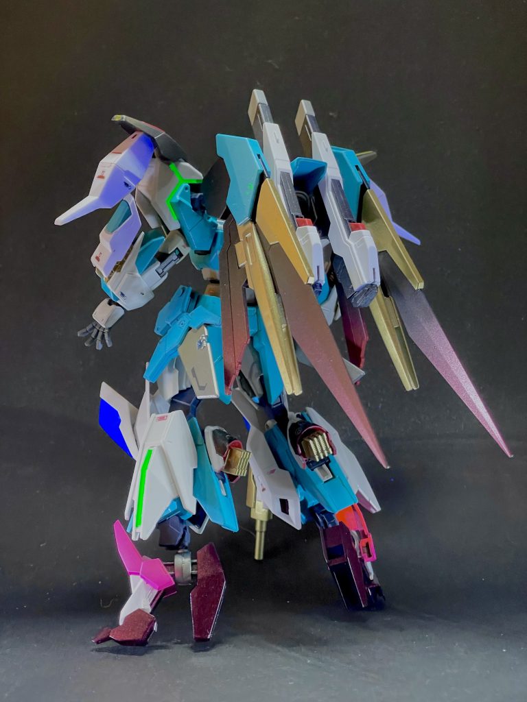 後ろはこんな感じ。蛍光塗料を使ってるので所々光ります。膝のブルーは元々のキットが光る仕様でした。