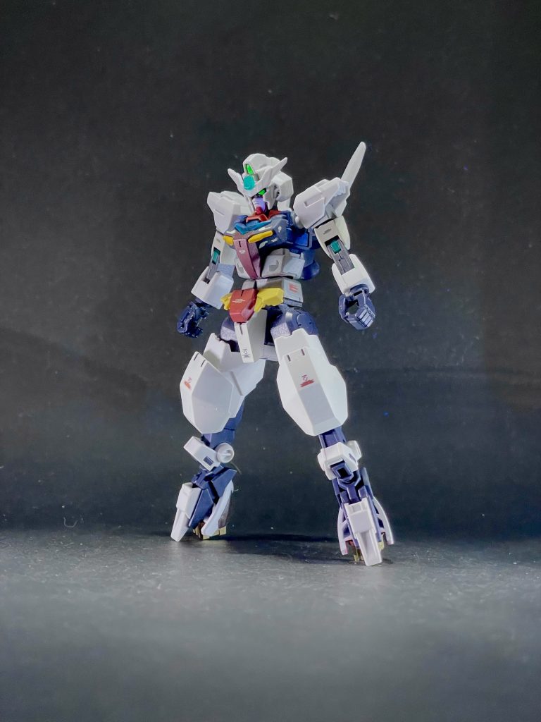 コアガンダムはいつもどおり腰の前後可動するよう改造、足裏にバーニアを着けてます。顔はストフリの顔をコアガンダムⅡヘッドに移植。