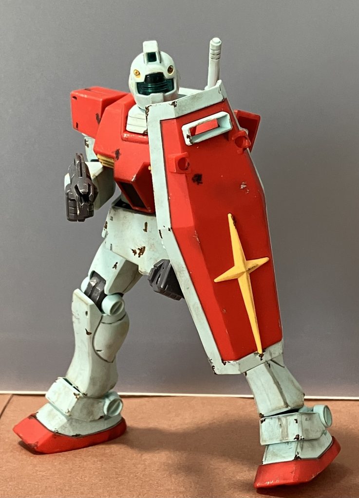 お馴染みのシールドを構えながらビームスプレーガンを構えるジム