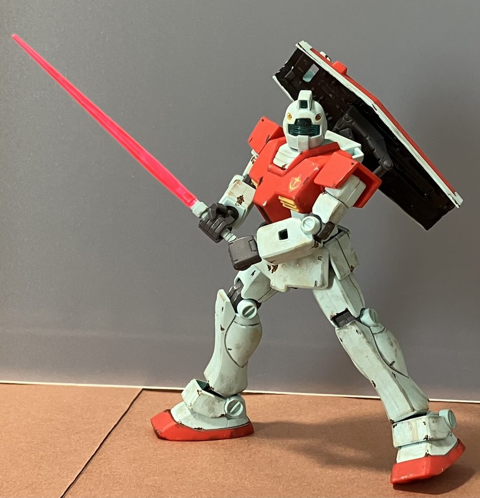 ビームサーベルを構えて、格闘戦をするジム。少し強そうです。