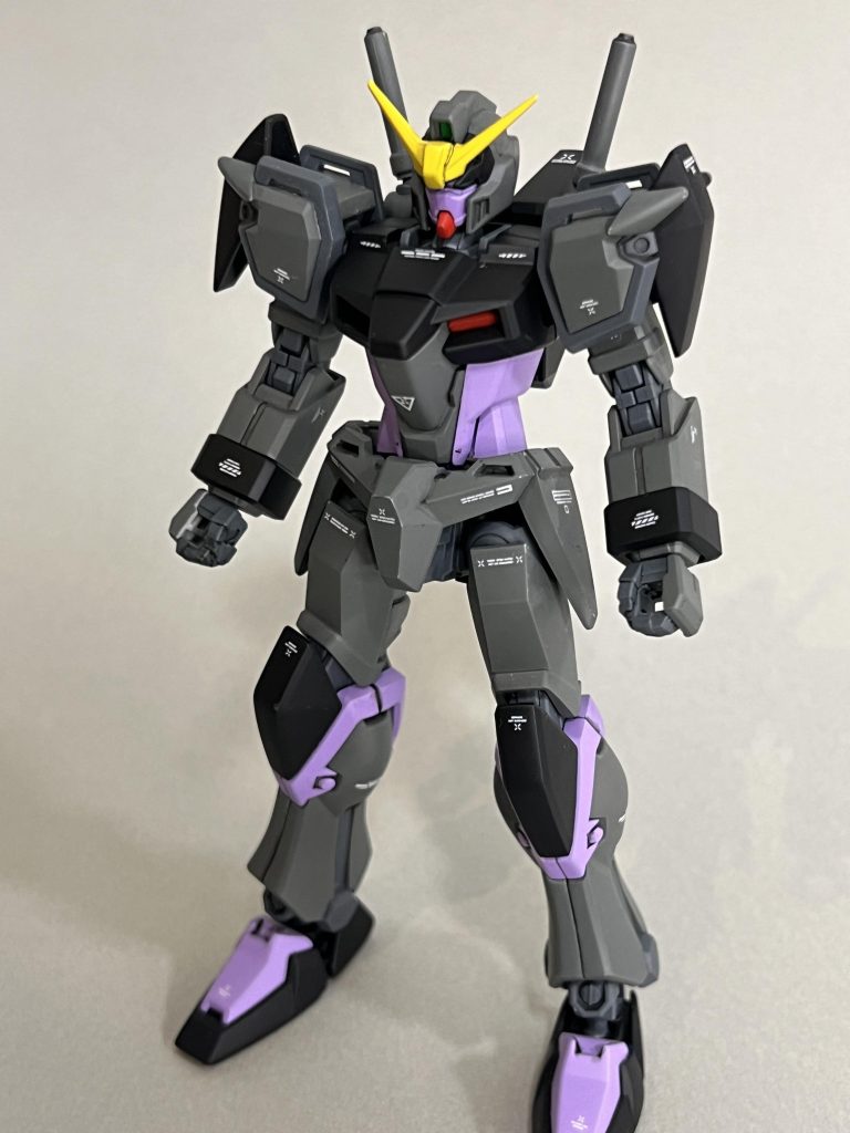 なお素のブリッツガンダムは形状は一切いじらずあえて色変えだけに。色合もアサルトシュラウドを着せた際に違和感が出ないようにダーク系の色合いに変更しました。 最新キットだけあって無改造でもアクション性やプロポーションは抜群なので、手を入れる必要がないのがすごいですね。