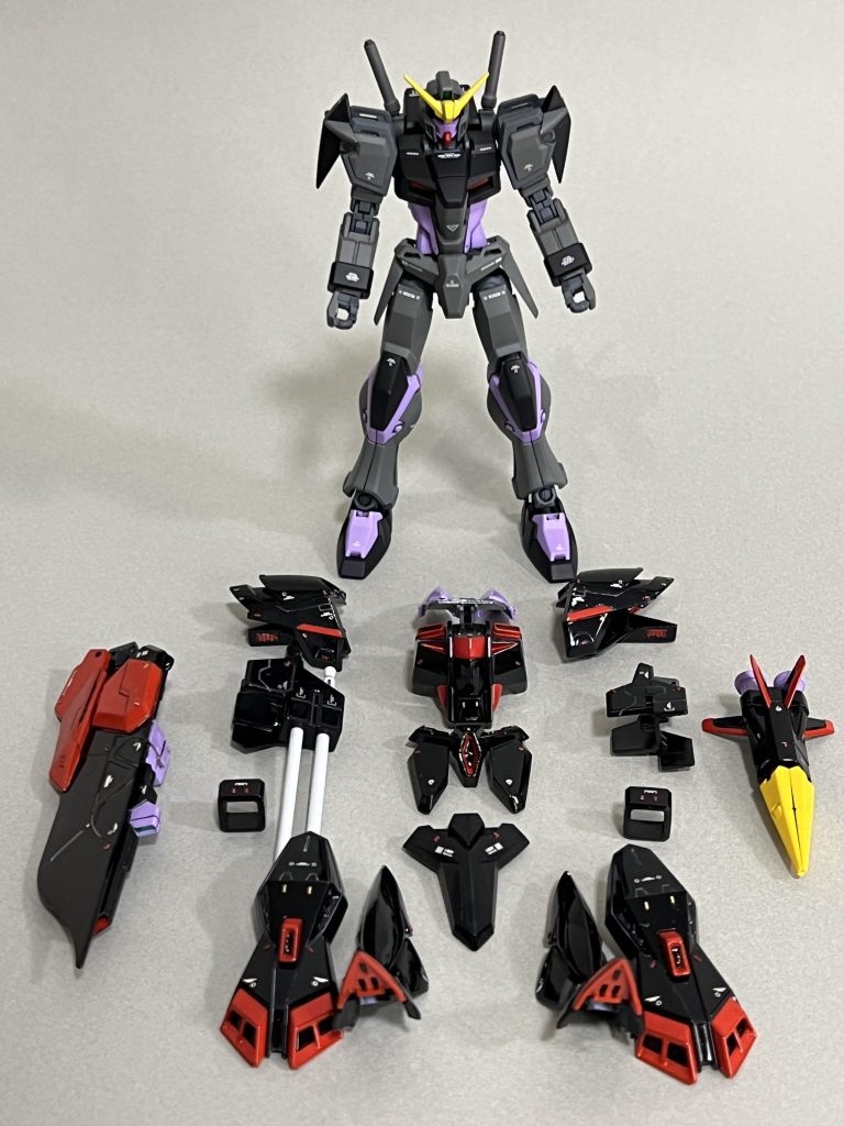 アサルトシュラウド装甲は全て艶ありで塗装。逆に素のデュエルガンダム部分は艶消しで塗装してフル装備状態との差別化を計りました。アサルトシュラウド装甲にはスジボリやメタリックコーションデカールを使用して情報量を増やしています。 普段は艶消しでフィニッシュしてるのですが、艶ありにすると表面処理の荒さが目立ってしまい、なかなか大変でした。カーモデラーの人とかすごいなぁと実感しました(gundam-kao5)