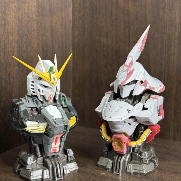 久しぶりの投稿です。今更ながらのメカニカルバスト。サザビーとνガンダム！サザビーはモールドが甘いのでプラ板置換えと筋彫り、νさんはエッジ出しでシャープな感じに…弄り出したら終わらない…笑笑。年内完成予定（2枚目）