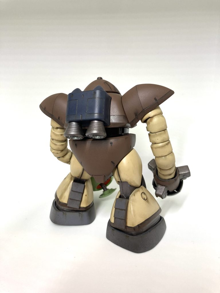 後ろ姿、前も後ろもちょっとだけディテールアップしてスジボリ入れました。