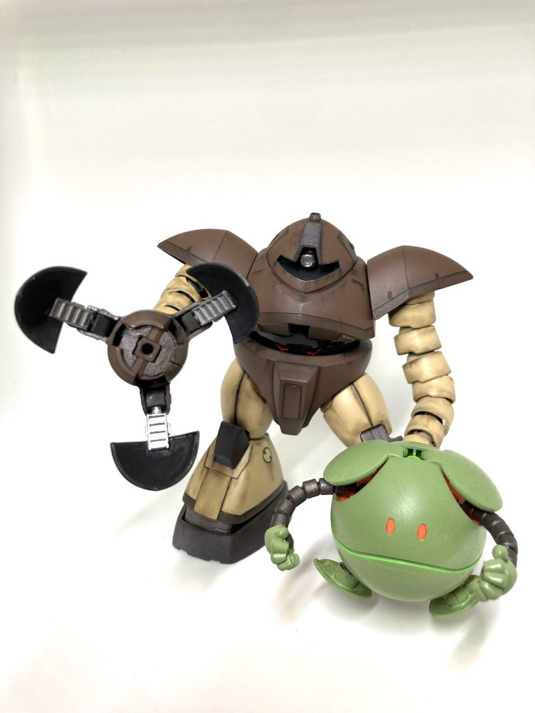 右手が開きます。右手作るのが一番時間かかりました。丸部分は釣り用のウキでできてます！