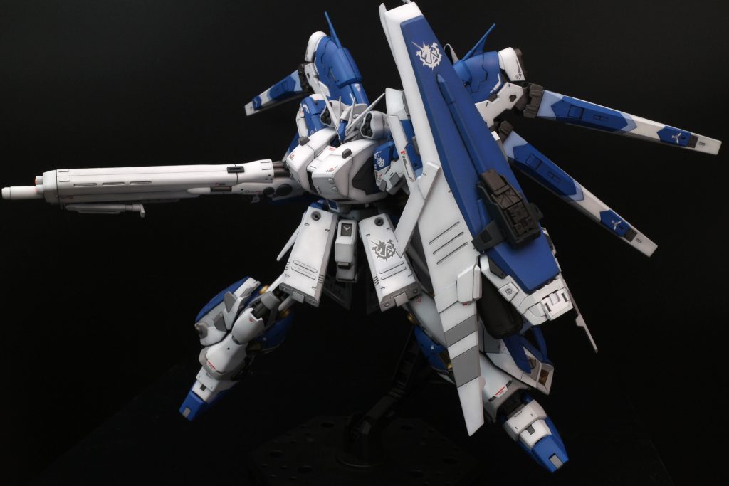 今回のコンセプトは”全部盛り”。増加装甲はロマン!というわけで、着膨れしてる感じを前面に押し出しします。RGとHGのディテール密度の差を埋める為に、HWSパーツはかなりデコっています。