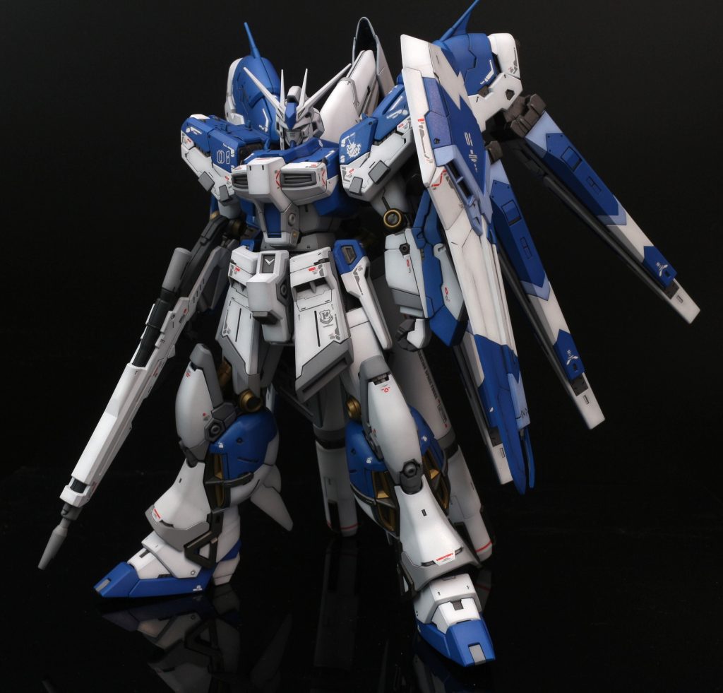 HWSパーツは全て取り外しできます。もちろん通常のHi -νガンダムに差し替えもできます。 ハイメガシールドは磁石を使って保持しています。一番苦労したのは腰の前垂れ部分で、ポリキャップを仕込んでくっつけています。HWS形態を見慣れると、通常形態はだいぶ細く見えてきますね。