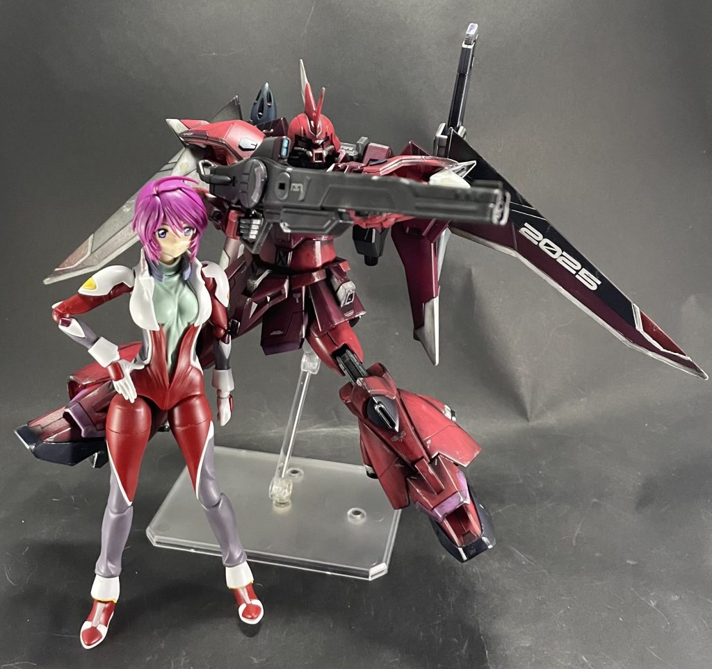 ルナ•マリアのプラモデルと並べてみました!ルナ•マリアはシール補填の部分を筆塗りしたくらいで仕上げています😊