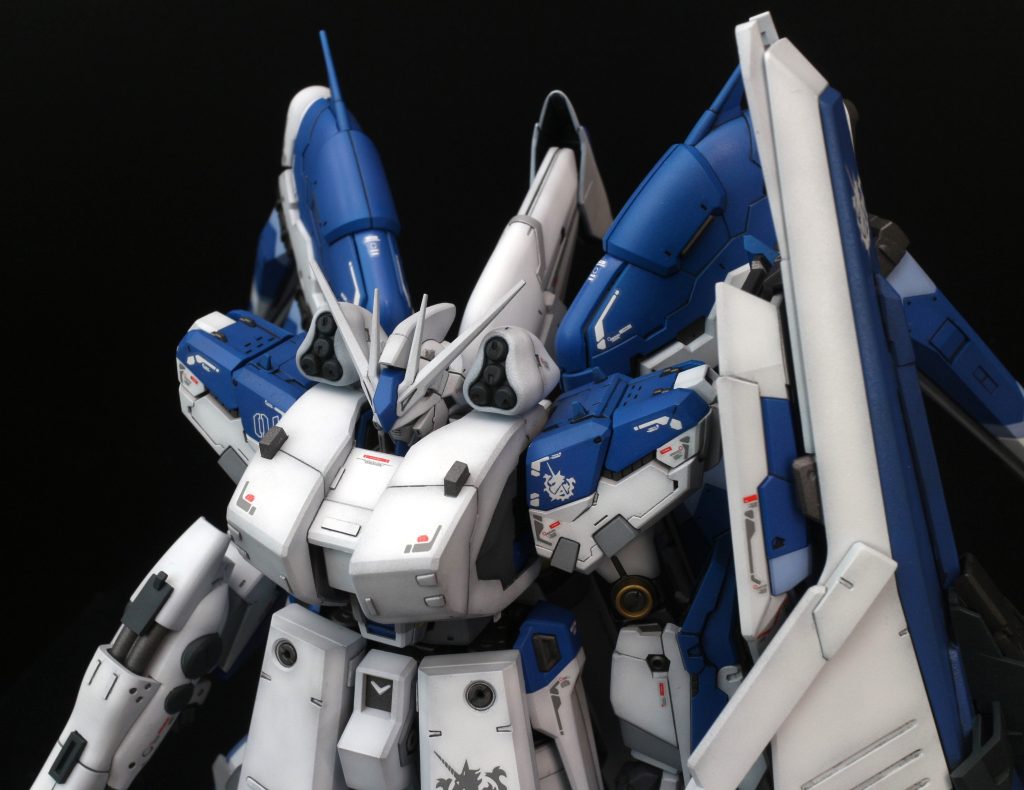 銀色成型色の部分はニュートラルグレー+白半々のグレーで塗ることで全体のトーンを抑え気味にしました。その他、足回りを中心に少し配色を変更して、金属色を多めにしました。