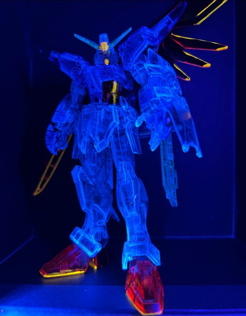 裏側を蛍光クリアとか、蛍光オレンジで塗装。ブラックライトで照らせばこの通り！！最後まで見てくれた方はこの状態が見れてますwww 最後まで見て頂きありがとうございます！！