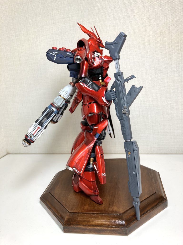 ふくらはぎの前アーマーは、たぶんRGのνガンダムからの転用だと思います。ネットオークションで購入したガンダムデカール(RGサザビー用)を貼り、ツヤありトップコートを吹いて保護しています。