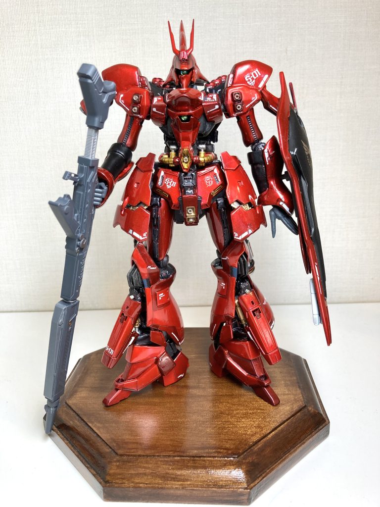 頭部・前腕・腰・脚部・シールドは1/144旧キットを使用。幅つめしたりプラ板で延長したりとにかく細く長く改造しました。ふくらはぎはパーツ裏側からパテ盛りして、表側から削り込みラインを変更しました。胸部・肩・腰の前後アーマー・バックパックはSDサザビーからミキシングしました。肩パーツは薄く小さく改造しています。二の腕はHGUCキュベレイから。腰のサイドアーマーはRGサザビーからもらいました。