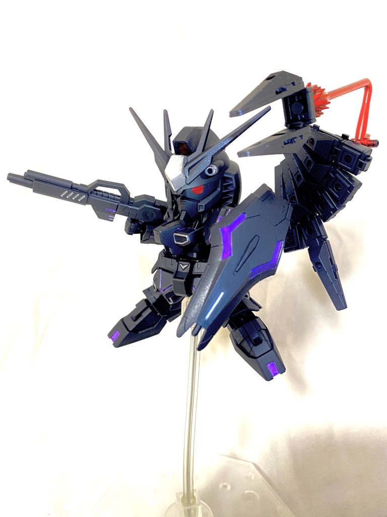 モノアイシールは、同じBB戦士のサザビーから拝借しました。シールの上からロイヤルメタレッドを塗っています。