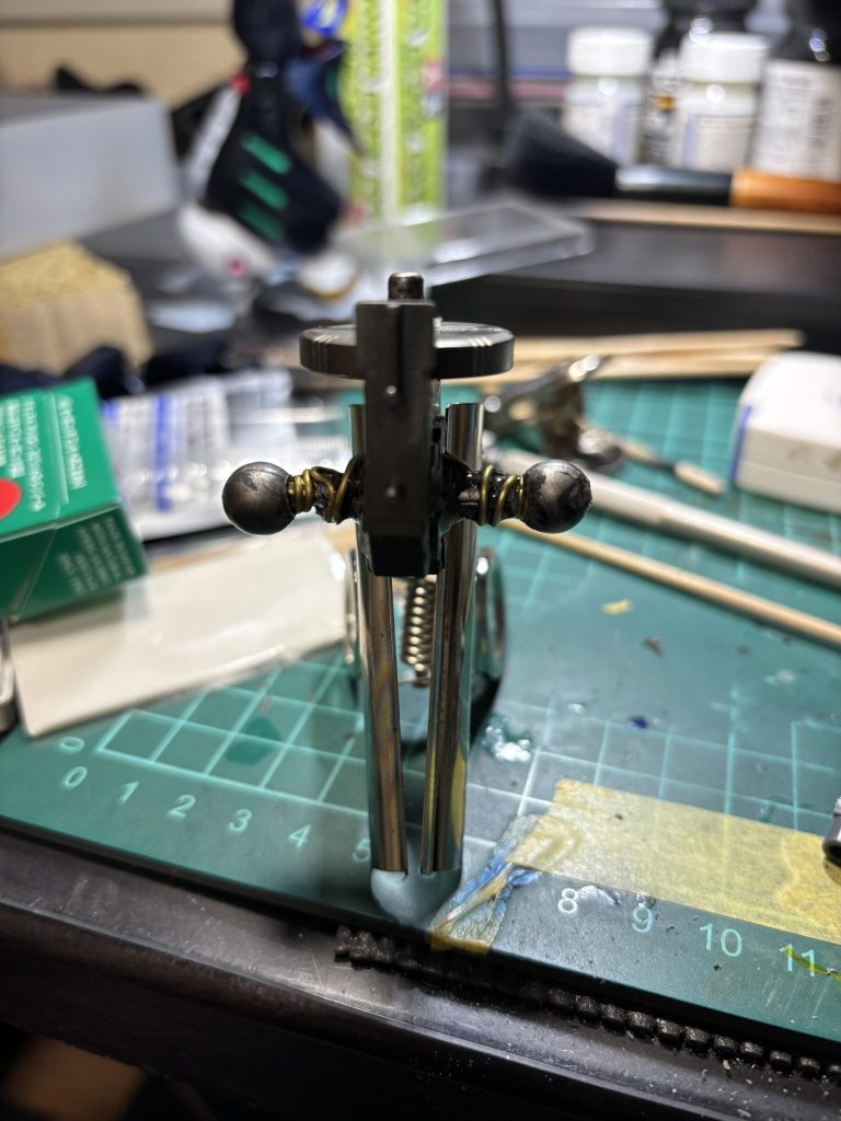 中に真鍮線5本、周りにまたグルグル巻にしてなんとかボールジョイント復活怖いのであまり動かせないな今回は