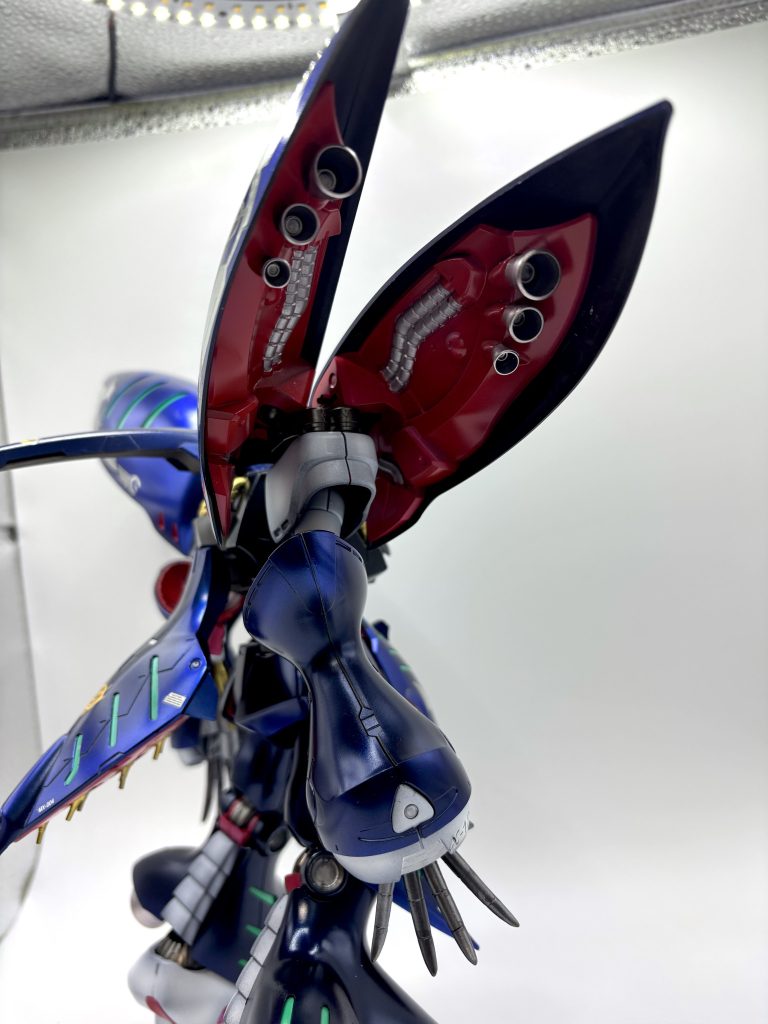 肩バインダー内にはスラスターを配置足にも大型スラスター増設