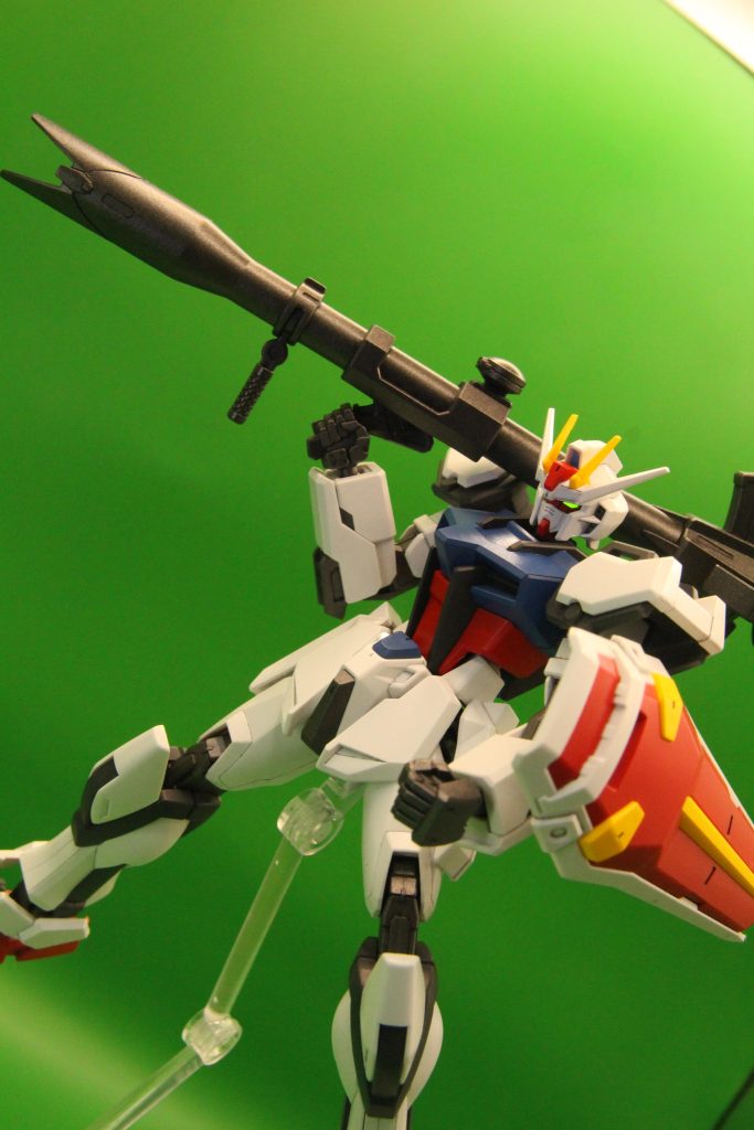 今回の最大の目玉は生ストライクのこのバズーカです。バズストの再現ができる!しかも造形がかなりかっこよく、何とサイズはアグニよりも大きい(笑)。この勢いでHGゾノとか出ないかなぁ⇐無理。