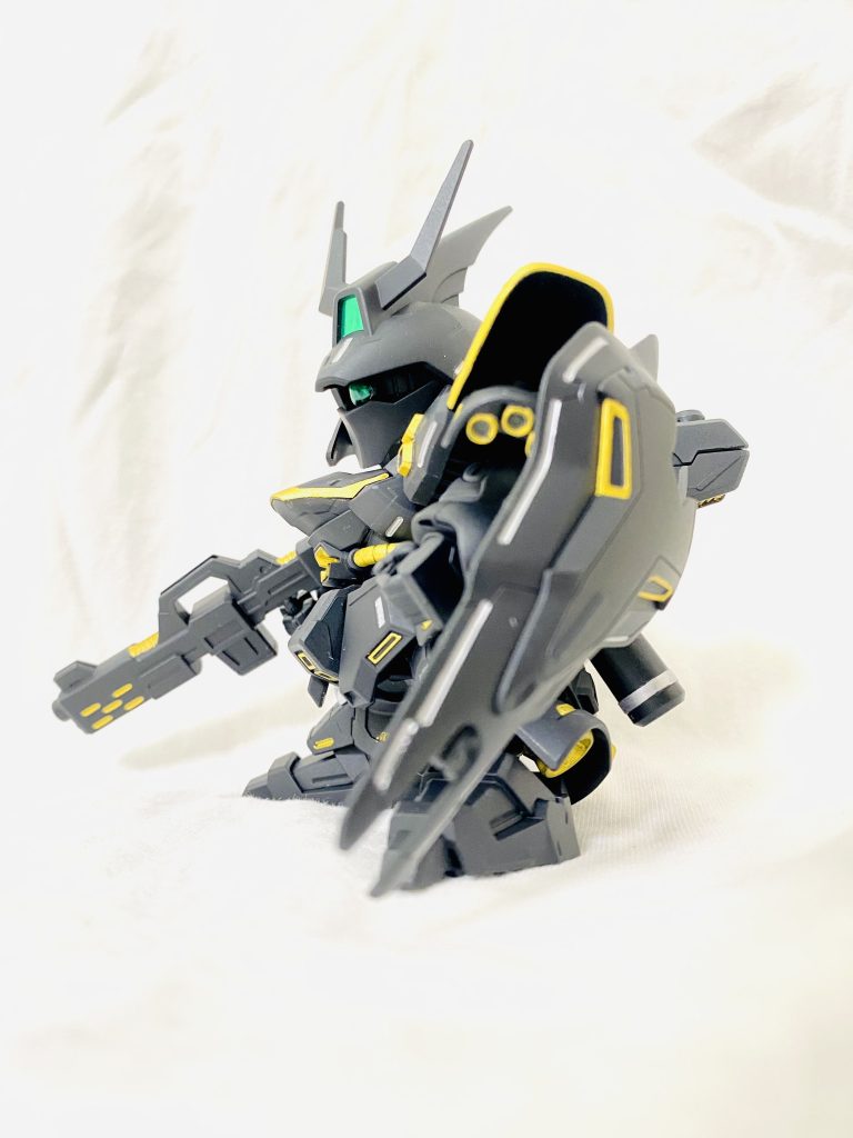モノアイのシールをバインドνガンダムに使用したので、今回は塗装しています。綺麗に塗れなくて何度かトライアンドエラーをしたので、ここが何気に1番苦労しました。