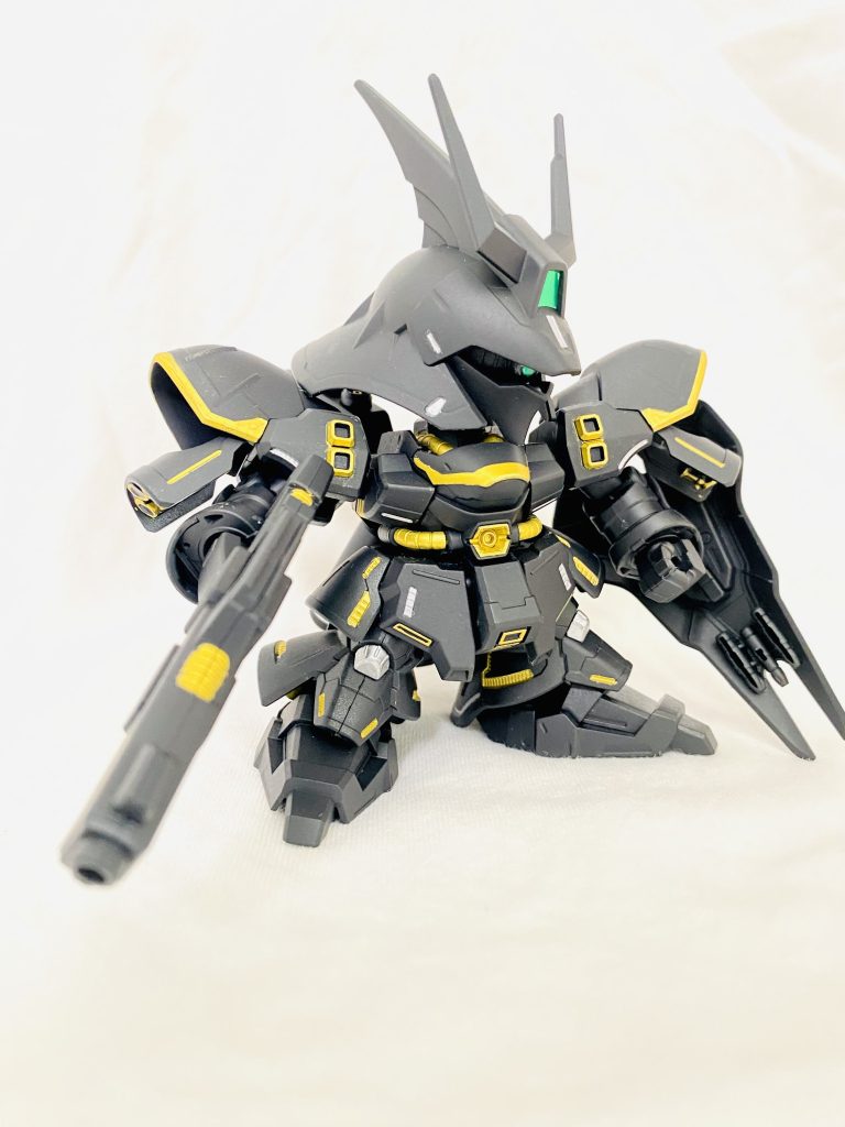 RG、HGの全身を綺麗に筆塗りで黒く塗る自信がなかったので、エコプラのサザビーを使用しています。