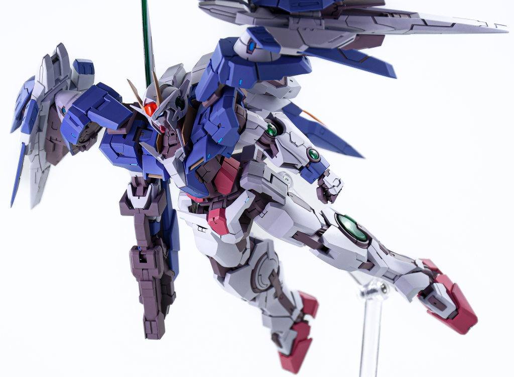 オーライザーは合わせ目消し、シャープ化、後ハメ加工を行い、形状やディテールをPGを参考に各部変更しました。