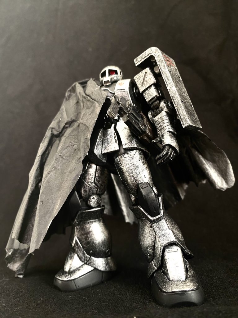 部分的に合わせ目消しをして、全身筆塗りで黒塗装後にシルバーをラップ塗装しています。