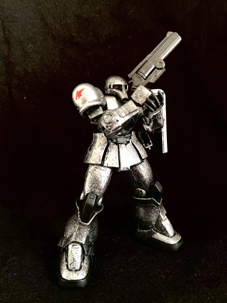 シールドには撃墜マーク、機体各所にジオンマーク等の水転写デカールを貼っています。手頃な狼のデカールがなかったので、AGEのウルフさんのマークを使わせてもらいました。