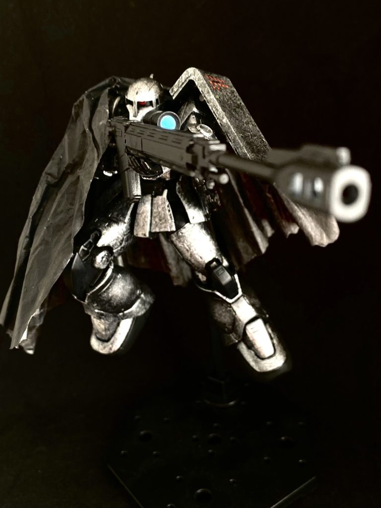 モノアイとライフのレンズはガンダムマーカーで付属シールを塗って貼っています。シールドとショルダーアーマーの位置を通常と逆にしているのは、構えた時にシールドが前の方が被弾を防げるかな？と思ったので変えています。