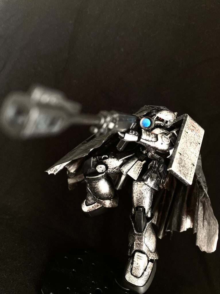 設定としては、対艦ライフルを使ってスナイピングするザクⅠです。銀の塗装は宇宙空間での迷彩としてイメージしています。黒いケープと合わせて、宇宙空間にひっそりと潜んで敵を撃ち抜く燻銀なザクⅠという感じです。