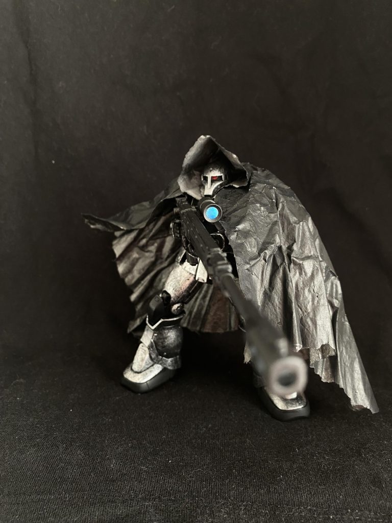 ケープとフードはタママント技法で制作しました。胸部、ショルダーアーマー、バックパック、シールドにマグネットを仕込んで、ケープの裏に金属を仕込むことで被せています。