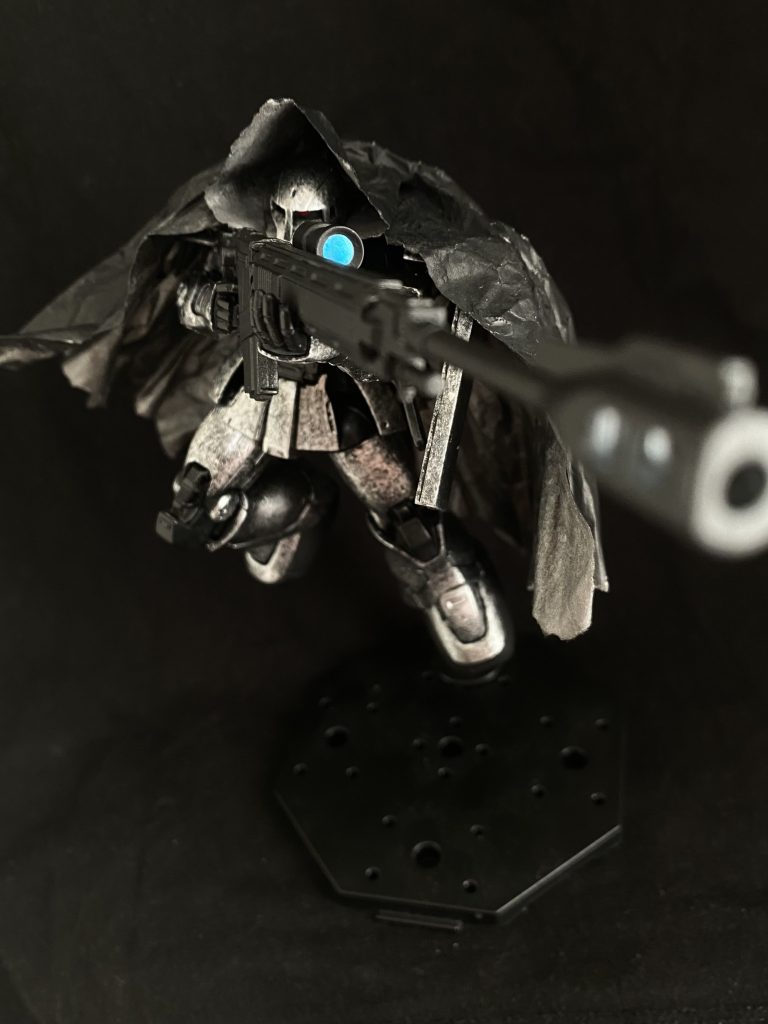 他のスナイパータイプと異なり、モノアイの強化をしていないのは、パイロットが凄腕だから。という言い訳笑実弾のライフルを使っているのは宇宙空間なら実質、弾丸の射程は無限だと思うので。ビームライフルではなく実体弾を使ったライフルを使ってる設定です。(宇宙では動き出した物体は何かにぶつかるまで止まらない。。。違っていたらすみません💦)