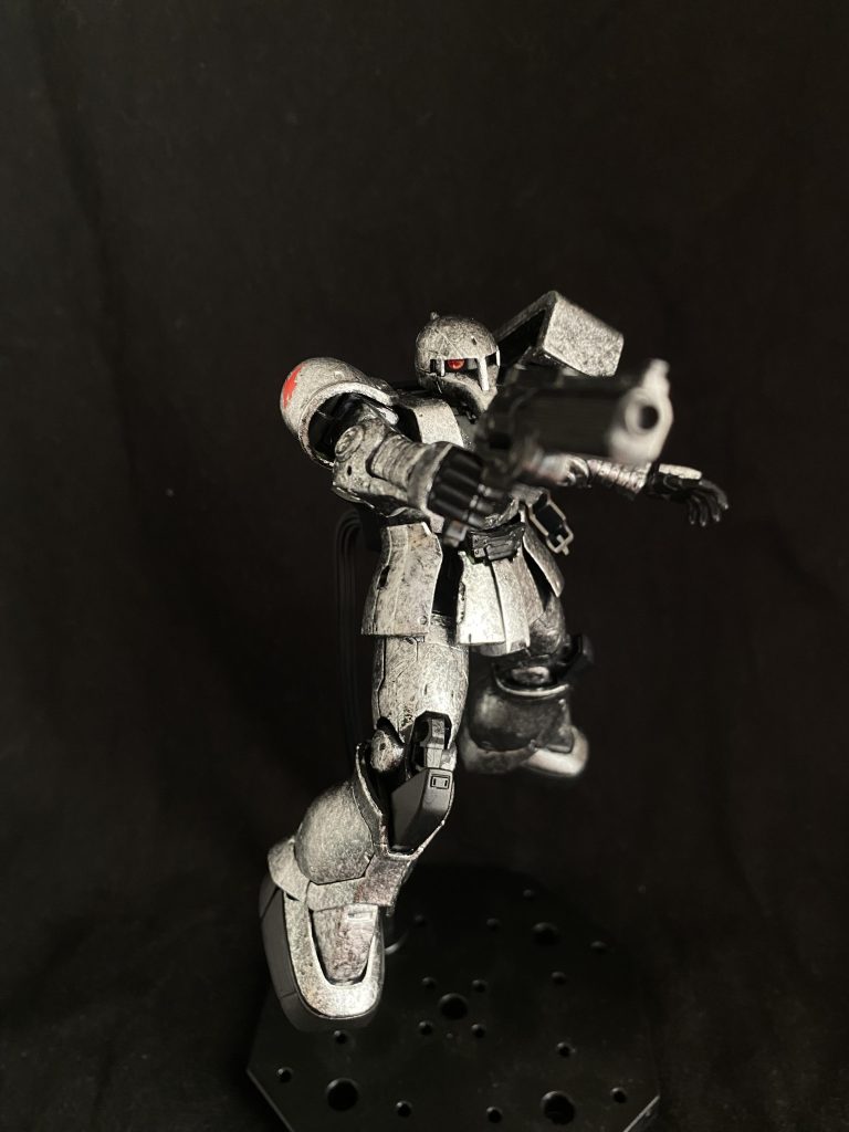 武装は対艦ライフルとハンドガンの２つのみ。基本的に接近される前に確実に落とす旧式のザクという男前設定です。ハンドガンは接近された時の保険です。