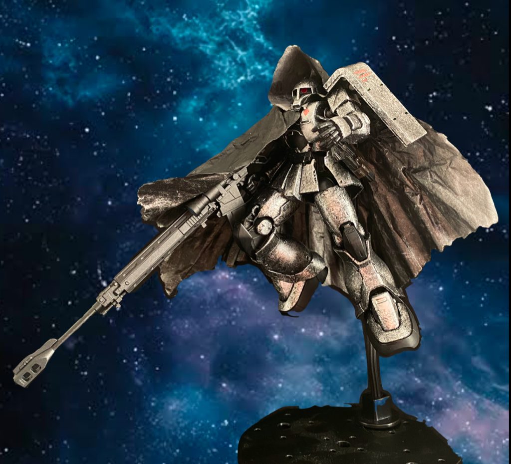 宇宙での迷彩は諸説あると思いますが💦光ってる方が視認性が悪いという一説でボディは銀にしました。黒い方が目立たないという一説でケープは黒にしています。