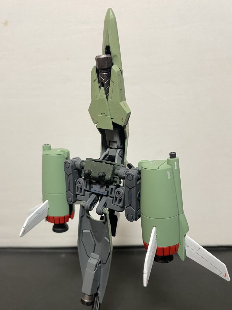 接続は2穴タイプに機首にはカオスの背中が無いと安定しないので背中の接続部のみ切り出して3mm軸を2本追加