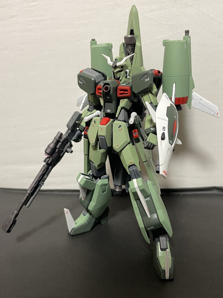 「カッコよく」という今ではMSモードこそが本命かも改めてミキシングの素体はHGCEフリーダムを使用しカオスのパーツを被せていくのが基本方針カラーリングはカオスの薄グリーンを本体のカラーに拡張しつつブラストインパルスspec2を参考にして「全身ジオン風グリーン」に (元のカオスの「上腕と太腿だけが白い配色」は以前から「半袖半ズボンのオッサンのよう」で嫌いだったので)尚、当初は爪機代表「イージスガンダムの後継機」として赤系にする案もあった (ジオンMAというコンセプト的にもシャンブロやヴァルヴァロに寄せる意味もあった)しかし今回ファンネルを流用するクシャトリアやノイエジールやアプサラス等ジオン大型ワンオフ機でもグリーン系はわりとあったという理由もあり「カオスらしさをなるべく消さない」意味で今回はグリーンを選択差し色の赤が際立って良いので結果的にグリーンにして良かったと納得※兵装ポッドと脚アームカバーなどは「あえて」無塗装のままにして「素体を活かす」と言い切れる要因に