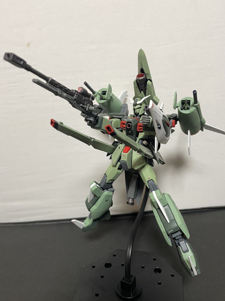 射撃性能と火力も大幅改修まずは普通のフルバースト!胸部中央に円形スキュラ両サイドにフリーダムのレールガン兵装ポッドの中から固定ファンネルのビームガンもエネルギー直結で出力強化