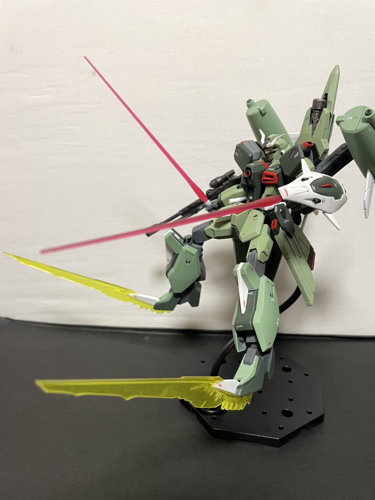 爪にもサーベルをこれもシナンジュサーベルを使うというアイデア自体は (模型的に)同じく13年前に自分のブログで既にやっているアイデア当時イージス用に作った爪用サーベルがなんとそのままフィットする (バンダイのおかげの)奇跡