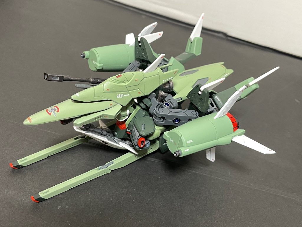 そこから機動兵装ポッドを少し広げて脚を折り畳んで高速飛行形態に尚、この際腰部レールガンを展開してエグザスのようなシルエットとする事でSEED世界に整合