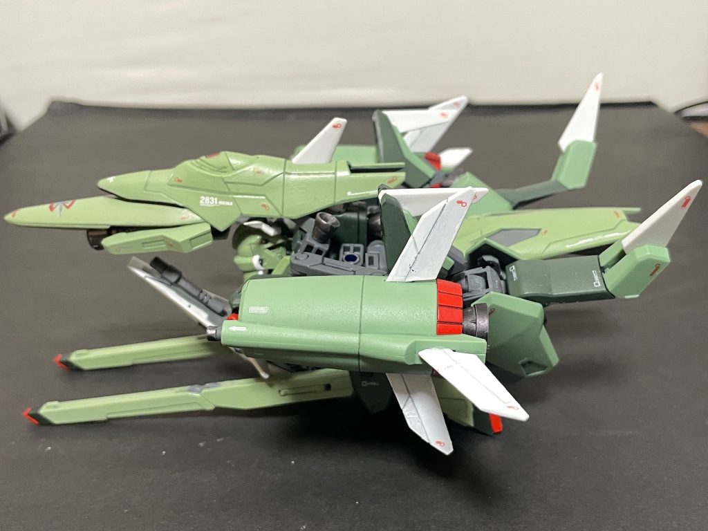 ポッドの翼を大型化しているのはこの為レールガンは折り畳んだ方がスッキリしそう