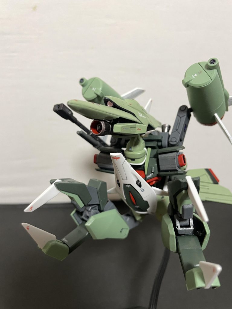 シャンブロやヴァルヴァロのようにジオンMAならではの大型メガ粒子砲を機首下部に設置さもカバーが開いて砲身が出てきたように加工