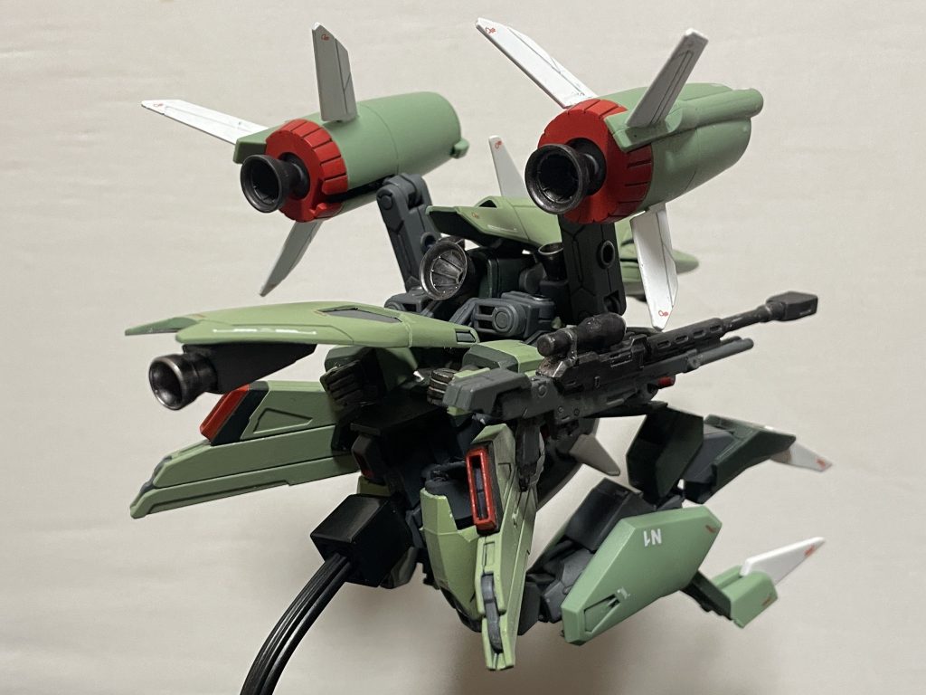 テールバインダーにもバーニアを増設カオスはSEED系では珍しく丸型バーニアが標準なので増設も違和感なし