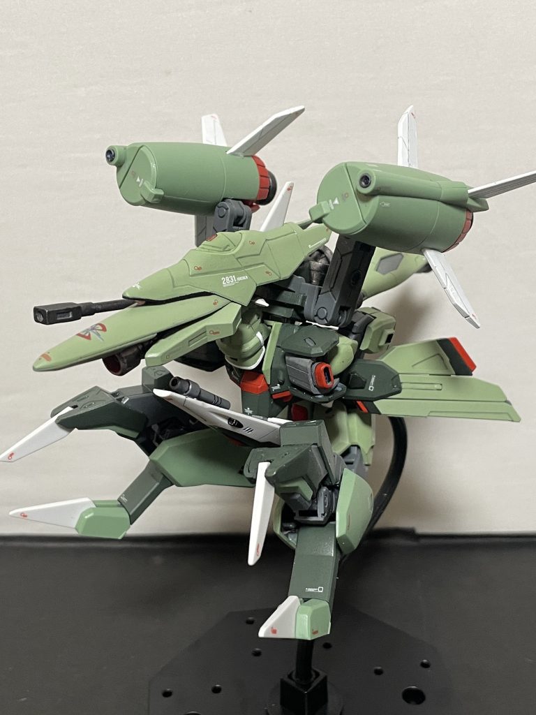 まずはMAモードカオスのメインカラーのグリーンをジオン系カラーとしてあえてそのまま活かし加えて機首延長と元機首との隙間をスリットにしたモノアイ追加で元々少し似ていたカオスをさらにビグロ風に (MAらしく腕は出さない方針)尚、脚部は前後回転させることで膝関節によりさらに前方へ