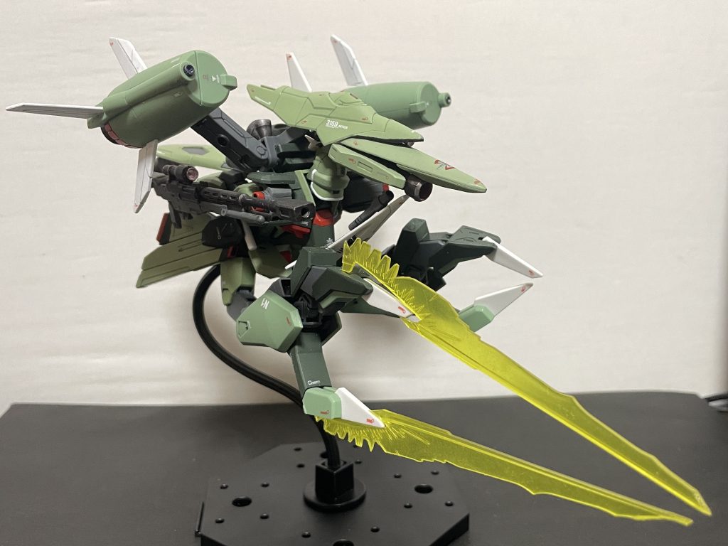 この (元はシナンジュ)サーベルだけオプションパーツで出してくれれば両脚に装備できて嬉しいのですがね