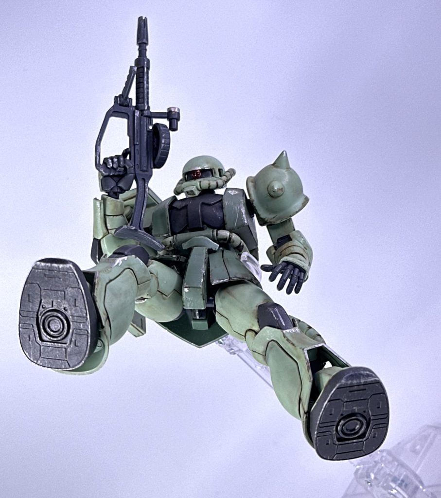 デカールは胸とシールドにジオンマークのみシンプルに。シルバーは全体をグッと締めてくれて少し入るだけでカッコいいですね。ガンプラの足の裏好きなので足裏の擦れ感を塗るのも楽しかったです。