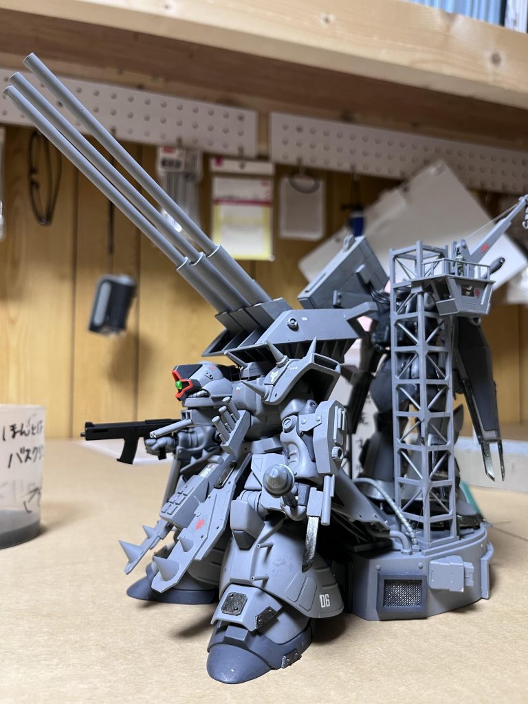 皆さんとのコメントの交換をしていく中で芽生えた、トリッキーアイデアおじさんへの変貌...ガンスタの皆さんの好きなところは、色んな角度から作品を褒めてくれるところです(zaku-kao8)アタシみたいな単純な人間は、褒められたら真に受けます。また褒められたい...その一心で工作してました(zaku-kao8)このドム2は11000閲覧231イイネでした。アタシにとっては本当に凄い数字です(zaku-kao10)