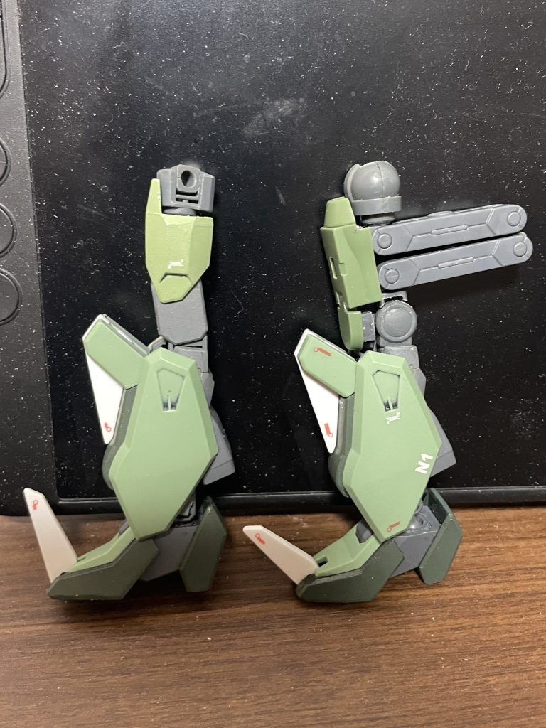 長さ調整格納時に脚全体の長さが元と変わらないようになるアームの組み合わせが最も悩まされたところ※アームを綺麗に脛側に折り畳んで格納する案もあるにはあったがそれだと膝が自然に曲がらない構成にしかならずMSとしてのポージングが犠牲になってしまう※今のアームの長さだと太腿の途中で曲がる構造にしかできず、かといって膝で曲がるようにすると今度はアームを短くなり過ぎる※いろんな案を試した結果、太腿裏が不細工でも膝位置でちゃんと脚が曲がってポージング可能な案を採用※太腿カバーはティエレンの「腕」※ちょうどティエレン腕の手甲を膝関節L字パーツと固定するとその上の腕本体部分が太腿位置をカバーできるちょうど良さがgood