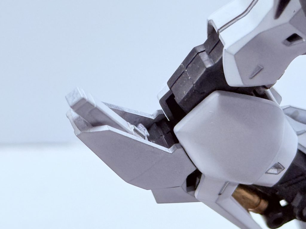 膝裏にビームサーベルを収納。