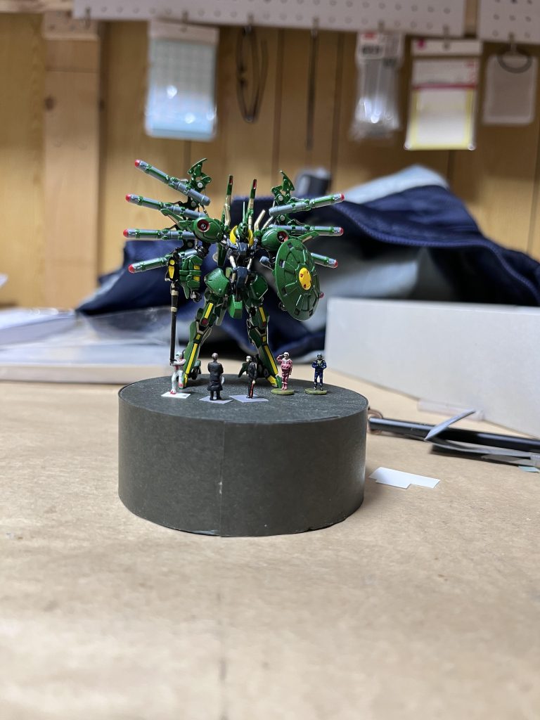 さらに奥にはシャアとラルがいます。このサイズでロボットに見えるように加工出来ると、例えばビグ・ザムを作った場合に、効果的なアクセサリーとして使える気がします(zaku-kao8)