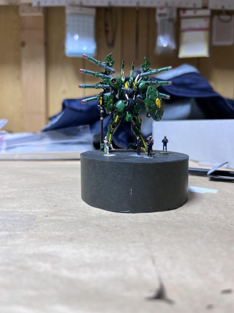 ジムの向かいに立ってるのは、吉川と布袋です。吉川は肩幅を増やして、パンツの赤ラインはディカールを細く切って貼りました。布袋はジャケットをロングにして肩幅を削ってます。裏地は赤です。