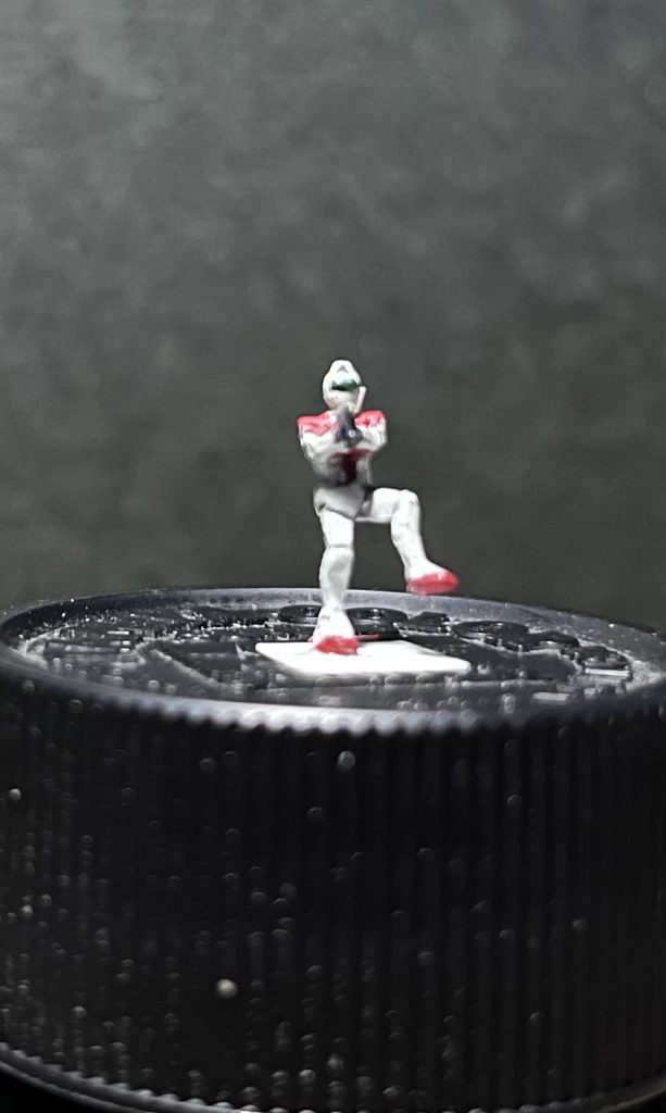 さらに角が立つように削りました。こういう時にキサゲが役に立ちますね(zaku-kao8)関節部分に段差をつけてスミ入れしてます。バルカンは黄色を入れてるんですが、写真ではわからないか...