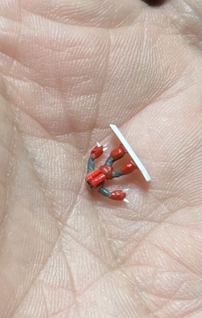 兵隊さんの頭を切り落として、腕を切り離してから瞬間接着剤にどっぷりつけて、腕の膨らみを作りました。ズゴックっぽい脇の開きにして接着。爪はプラ板で作りました。